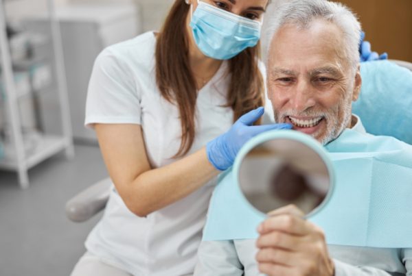 ¿Cuál es la mejor opción para reemplazar los dientes perdidos?