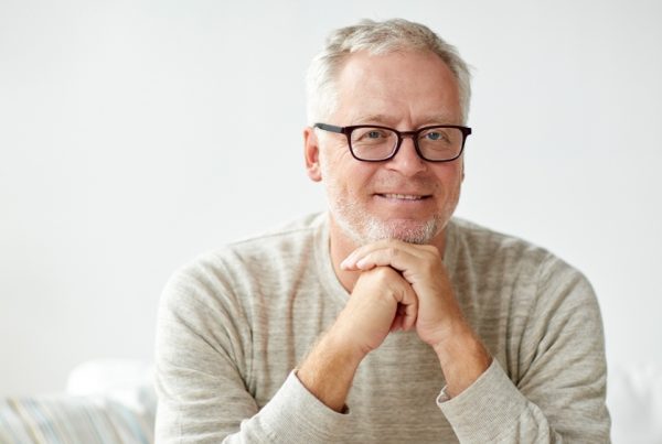 Consejos para mantener una sonrisa radiante en la tercera edad: Cuidando tu salud dental en cada etapa de la vida