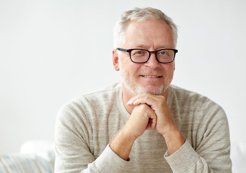 Consejos para mantener una sonrisa radiante en la tercera edad: Cuidando tu salud dental en cada etapa de la vida