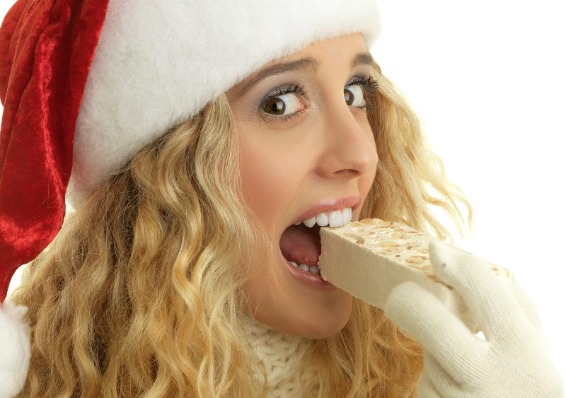 Cuidado con tu boca estas navidades: el daño que hace el exceso de dulces y alcohol estas fiestas navideñas